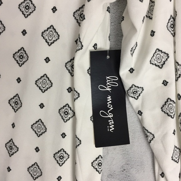 Lily Morgan NEW Quarter Zip Top Sz XL V Neck Roll Tab Sleeves Cream Print - Picture 2 of 11